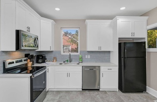 Columbia House | Spacious Home on Gervais | 4BR 2BA | Downtown
