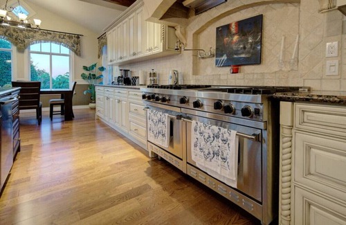 Surrey House | Spacious Home, sleeps 22, Pool, Hot Tub, Gym, Office, Theatre, Shuffle Board