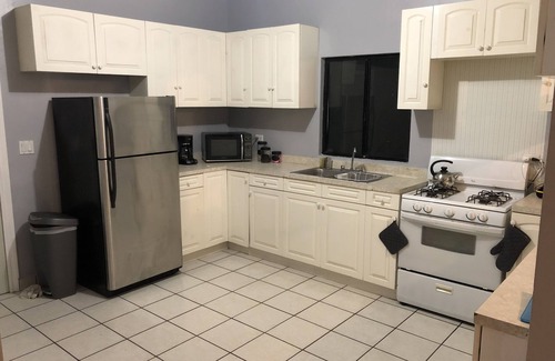 Rosarito House | Spacious Home with AC - 5 Minutes from Downtown