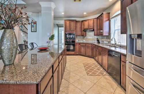 Iowa Colony House | Spacious Home with Backyard about 25 Mi to Houston!