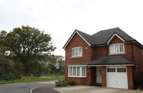 Sindlesham House | Spacious home with office and double driveway & FREE Wifi By ULTIMATE HOMES AWAY