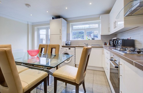 Reading House | Spacious house in a quite cul de sac with parking and great location.