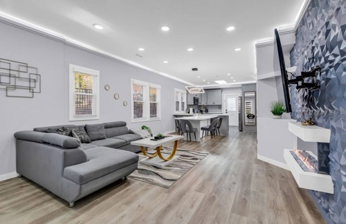 Villa Heights House | Spacious House in Charlotte Close to NoDa District