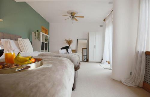 Northampton House | Spacious House in City Centre - Sleeps up to 9 - Free Parking, Super-Fast Wifi, Garden, Balcony, and Smart TV with Virgin TV and Netflix by Yoko Property