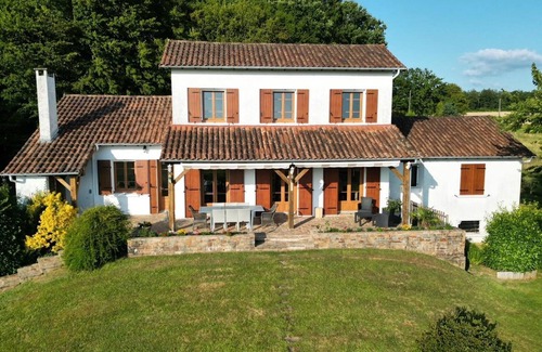 Lanouaille Cottage | Spacious house with private pool, wifi and parking in Lanouaille