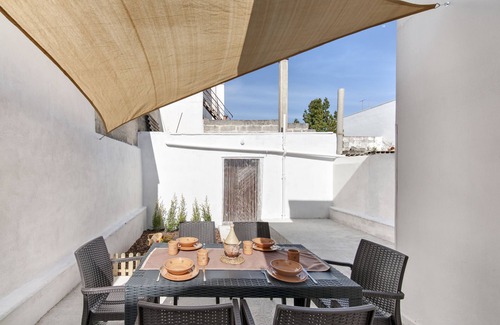 Carmiano House | Spacious House With Garden
