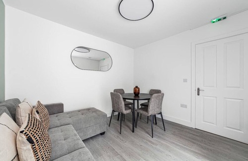 Merton Apartment | Spacious House with Garden