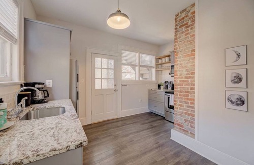 Earlewood Apartment | Spacious Industrial Modern Apt 2BR 1BA Downstairs