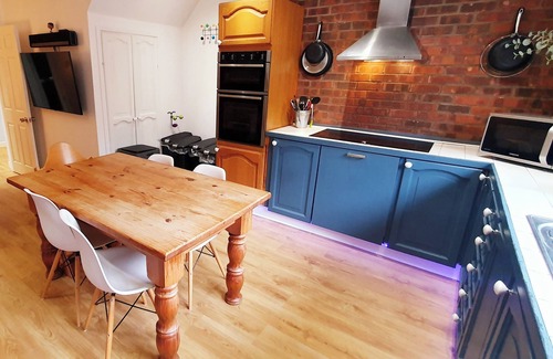 West Mersea House | Spacious Island beach house. w/Hot Tub