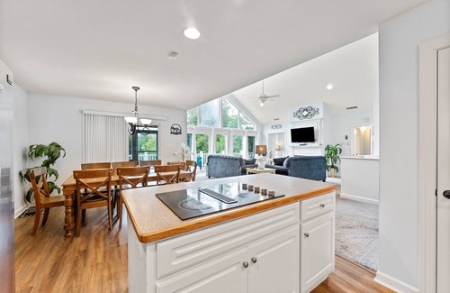 Littleton House | Spacious Lake House WITH POOL in a Cove🔹Sleeps 14🔹 Close to Shopping/Dining