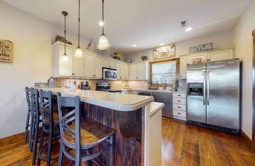 Andersonville House | Spacious lake view townhouse w/free attraction tickets & furnished deck