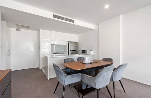 Kingston Apartment | Spacious Lakefront Apartment with Pool Access
