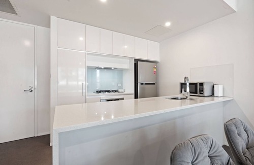 Kingston Apartment | Spacious Lakefront Apartment with Pool Access