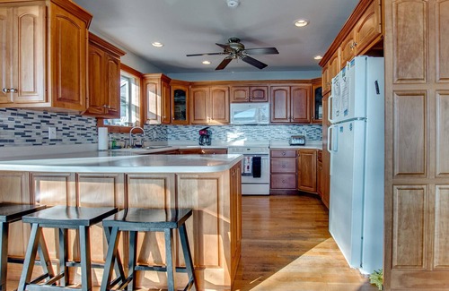 Town of Torrey House | Spacious Lakefront Escape w/Beach, Stocked Kitchen, Near Wineries & Views!