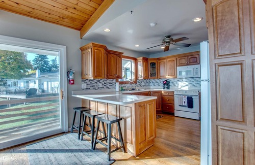 Town of Torrey House | Spacious Lakefront Escape w/Beach, Stocked Kitchen, Near Wineries & Views!