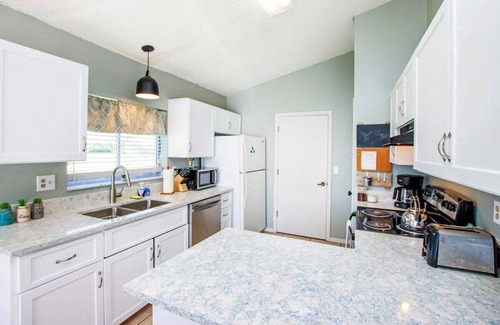 North Fort Myers House | Spacious lakefront pool home in North Fort Myers - Horizon Oasis