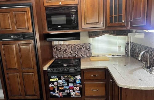 Bridgeport House | Spacious Lakeside Travel Trailer: Ultimate Comfort Awaits