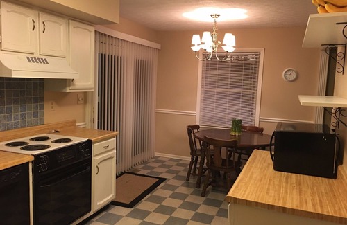 Middletown House | Spacious Living 2000 sf, Garage, private yard, & location x 1 mile to xway,