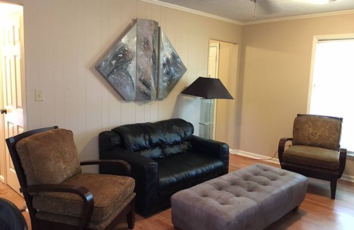 Middletown House | Spacious Living 2000 sf, Garage, private yard, & location x 1 mile to xway,