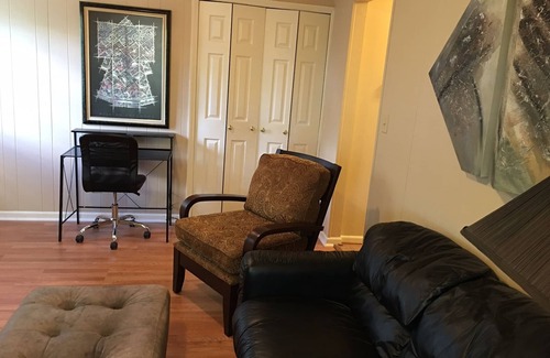 Middletown House | Spacious Living 2000 sf, Garage, private yard, & location x 1 mile to xway,