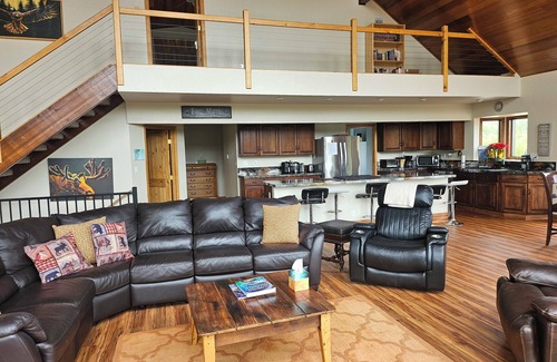 Gateway Cabin | Spacious Lodge in Charming Palmer with Incredible Mountain Views