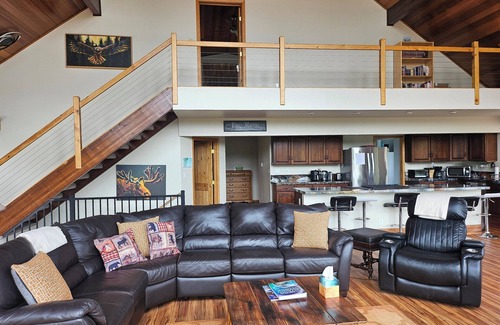 Gateway Cabin | Spacious Lodge in Charming Palmer with Incredible Mountain Views