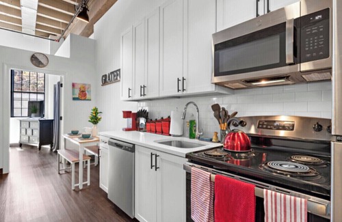 Newark Apartment | ⭐️Spacious LOFT W/King BD + Free Parking Near EWR✈️ NYC🗽❤️ & 🇺🇸 DREAM Mall ⭐️