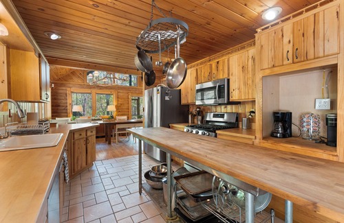 Warrensburg Cabin | Spacious log cabin in Warrensburg w/Hot Tub: 15 Mi to Lake George