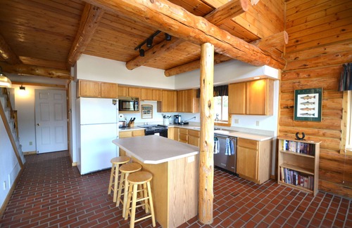 Emigrant House | Spacious Log Home near Yellowstone Park/Gardiner. Sleeps up to 12, deck and view