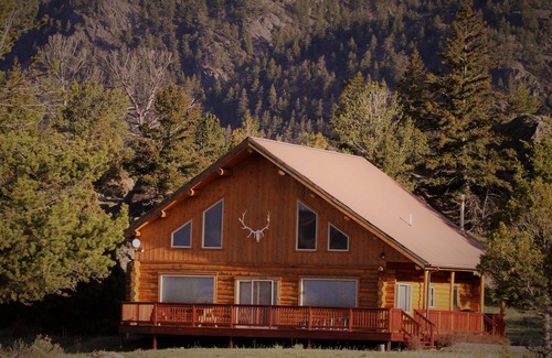 Emigrant House | Spacious Log Home near Yellowstone Park/Gardiner. Sleeps up to 12, deck and view