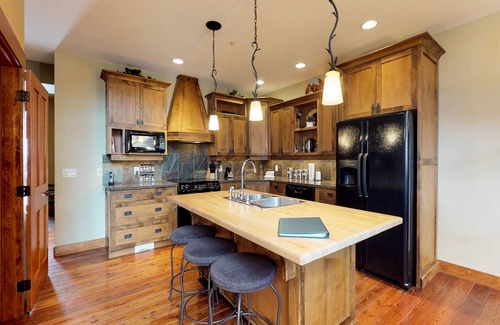 Snow Pine Estates House | Spacious luxury home w/private hot tub, ski-in/ski-out access, dog friendly