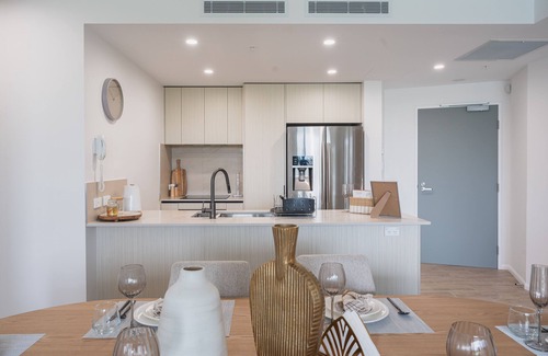 Gold Coast Apartment | Spacious Luxury Apartment Near the Lake in Gold Coast - Prime Location