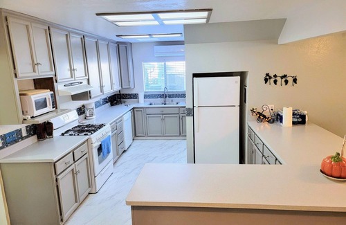 Roseville House | Spacious Luxury Comforters of home while enjoying time away w/community pool :)