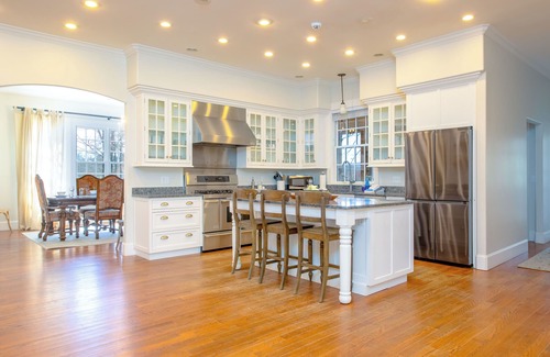 Mills River House | Spacious Luxury Getaway - 8 bed/8bath, Countryside views and private pond