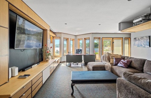 New Brighton House | Spacious Luxury Retreat Lakehouse