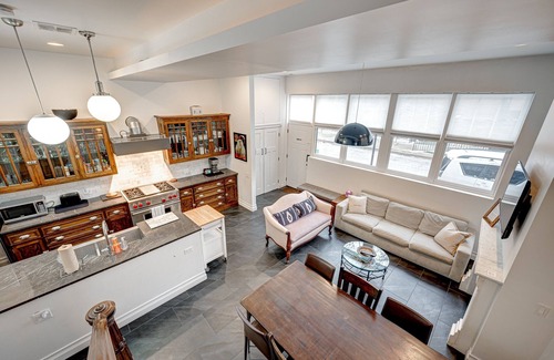 Old Town Triangle House | Spacious Luxury Townhouse - Old Town by AllSet Turnover