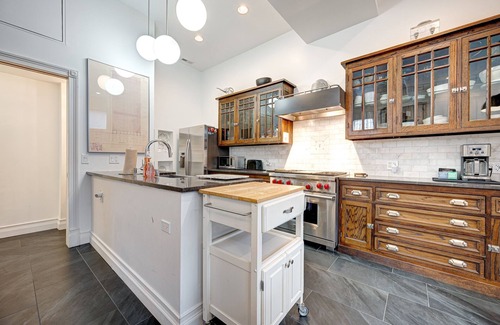 Old Town Triangle House | Spacious Luxury Townhouse - Old Town by AllSet Turnover