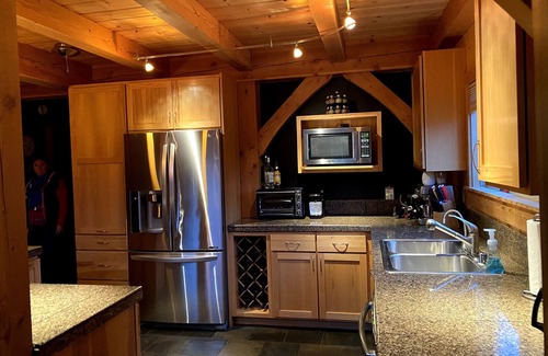 Hyak House | Spacious Luxury View Home: Steps to Hike & Bike, 10pp