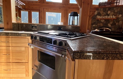 Hyak House | Spacious Luxury View Home: Steps to Hike & Bike, 10pp