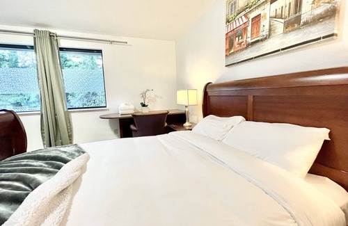 Bridle Trails Bed & Breakfast | Spacious Master; Private Bathroom; Walk 2 Bus; AC