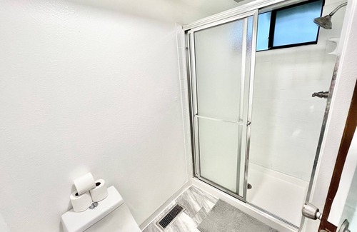 Bridle Trails Bed & Breakfast | Spacious Master; Private Bathroom; Walk 2 Bus; AC