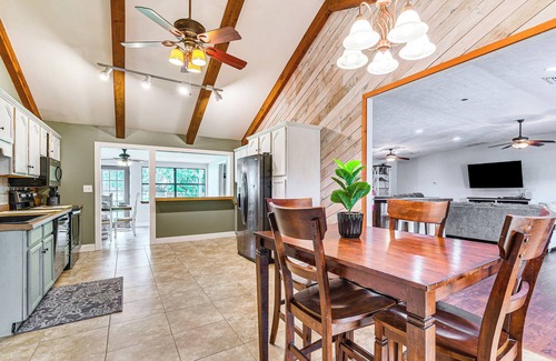 Micanopy House | Spacious Micanopy Farmhouse w/Luxurious Pool!
