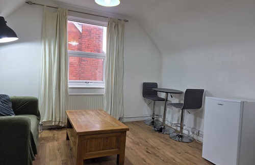 Reading Apartment | Spacious, Modern 1 bed Flat - Close proximity to the Hospital, Uni & Town Center