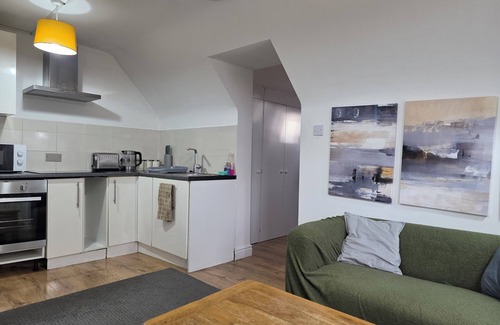 Reading Apartment | Spacious, Modern 1 bed Flat - Close proximity to the Hospital, Uni & Town Center