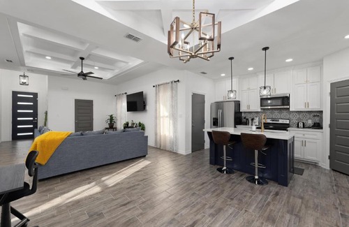 Edinburg House | Spacious Modern 3 Bd 2Ba House with Garage and Parking