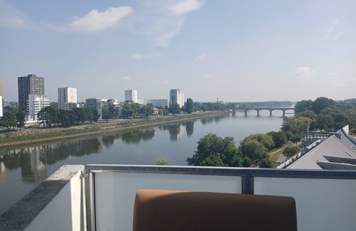 Ile Beaulieu Apartment | Spacious modern apartment with view of the Loire