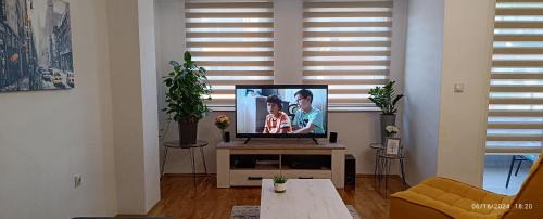 Kisela Voda Apartment | Spacious Modern Apartment with Private Parking