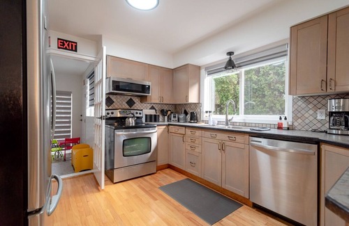 White Rock House | Spacious & Modern by the Beach ~ King & Queen Beds