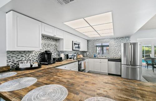 Whitfield House | Spacious Modern House. Private Heated Pool and Spa