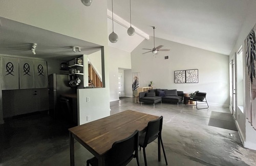 Edinburg House | spacious, modern house in a tranquil, tree-lined neighborhood